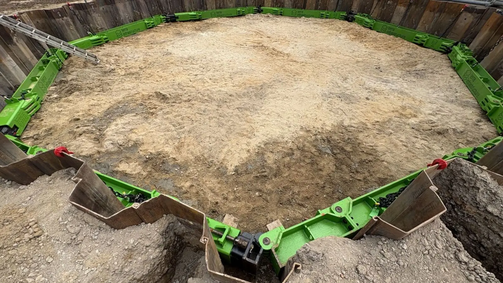 Hydraulische Gurtungen vollständig eingebaut.png